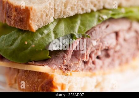 Roastbeef Sandwich mit Käse, nehmen Sie Stil aus einem Deli Stockfoto