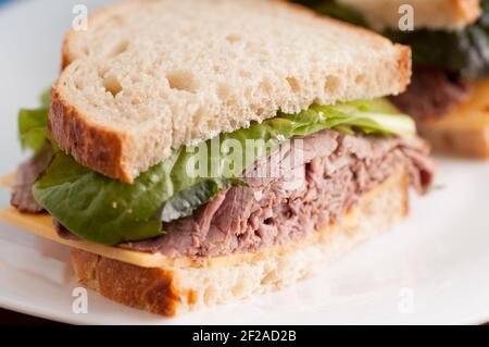 Roastbeef Sandwich mit Käse, nehmen Sie Stil aus einem Deli Stockfoto
