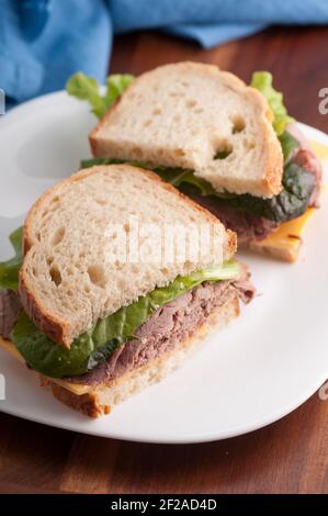 Roastbeef Sandwich mit Käse, nehmen Sie Stil aus einem Deli Stockfoto