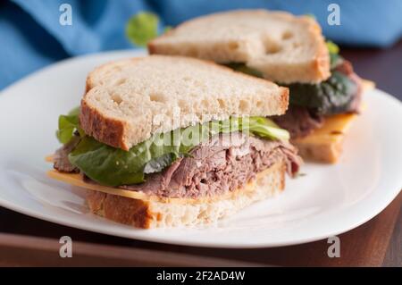 Roastbeef Sandwich mit Käse, nehmen Sie Stil aus einem Deli Stockfoto
