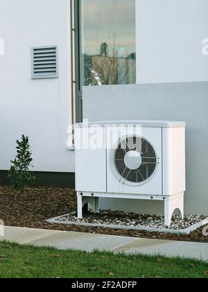 Modernes Haus der Zukunft mit effizienter Wärmepumpe reduzieren Leben Kostenkonzept Stockfoto