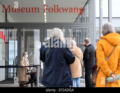 Essen, Deutschland. März 2021, 11th. Besucher stehen vor dem Eingang zum Museum Folkwang und warten darauf, aufgenommen zu werden. Nach einer langen erzwungenen Pause von Corona, eröffnet das Museum heute wieder. Besucher müssen Tickets für Zeitfenster buchen. Quelle: Caroline Seidel/dpa/Alamy Live News Stockfoto