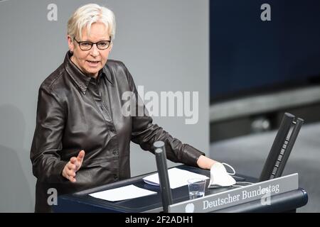 Berlin, Deutschland. März 2021, 04th. Maria Klein-Schmeink (Bündnis 90/die Grünen) spricht auf der Bundestagssitzung 215th. Themen sind die epidemische Situation von nationaler Tragweite und die Auswirkungen der Sperrung auf die Wirtschaft. Quelle: Kira Hofmann/dpa-Zentralbild/dpa/Alamy Live News Stockfoto