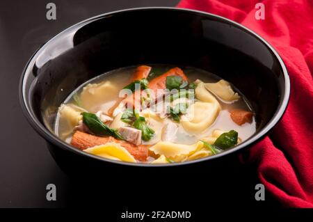 Reichhaltige Pasta Tortellini Suppe mit Huhn und frischem Gemüse Stockfoto
