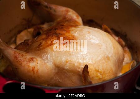 Ganze geröstete Hähnchen in Zitronengras und Kokosmilch, Topftopf Stockfoto