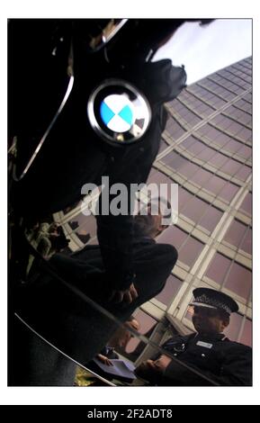 David Blunkett bei einer Fotozelle außerhalb von New Scotland Yard, um die neue Agentur zur Wiederherstellung von Vermögenswerten zu starten, die geschaffen wurde, um die Vermögenswerte bekannter Krimineller zu verfolgen. Spiegelt sich in der Motorhaube eines wiedergewonnenen BMW mit Met. Stellvertretender Kommissar Tarique Ghaffur. (Bild kann horizontal gedreht werden)pic David Sandison 24/2/2003 Stockfoto