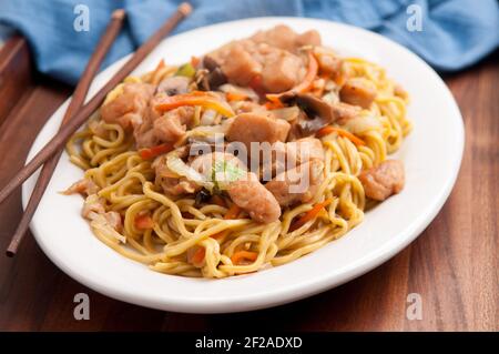 chow Mien oder mein mit Huhn und frischem Gemüse Stockfoto