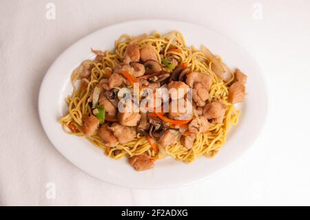 chow Mien oder mein mit Huhn und frischem Gemüse Stockfoto