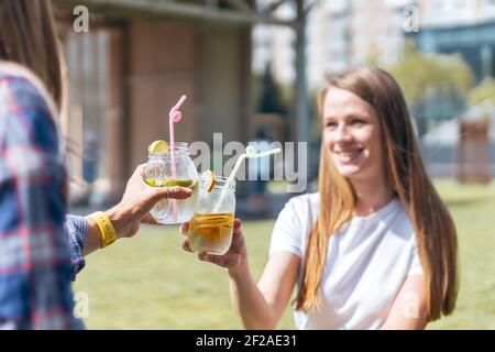 Freunde mit Limonade im Freien Stockfoto