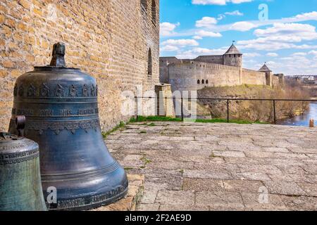 Innenhof der mittelalterlichen Festung und Ivangorod Festung im Hintergrund. Narva, Estland Stockfoto