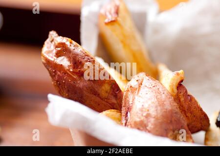 Ethisch angehobener Schweinefleischburger mit handgeschnittenen roten Kartoffelkeilen Und Gemüsestöcke nehmen Stock Foto Stockfoto