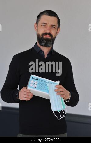 Marzahn, Deutschland. März 2021, 03rd. Nico Feichtinger, Geschäftsführer der Typ IIR GmbH, stellt am 3. März 2021 die dreischichtigen OP-Masken vor, die in seinem Werk in Berlin-Marzahn hergestellt werden. Mit Beginn der COVID-19-Pandemie entschied er sich, Masken in seinem eigenen Unternehmen herzustellen. Heute werden hier täglich 30000 zertifizierte medizinische OP-Masken vom Typ IIR nach europäischen Standards hergestellt, verpackt und an Kunden aus den Bereichen Medizin, Pflege und Handel ausgeliefert. Quelle: Thomas Uhlemann/dpa-Zentralbild/ZB/dpa/Alamy Live News Stockfoto