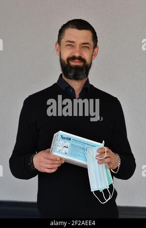 Marzahn, Deutschland. März 2021, 03rd. Nico Feichtinger, Geschäftsführer der Typ IIR GmbH, stellt am 3. März 2021 die dreischichtigen OP-Masken vor, die in seinem Werk in Berlin-Marzahn hergestellt werden. Mit Beginn der COVID-19-Pandemie entschied er sich, Masken in seinem eigenen Unternehmen herzustellen. Heute werden hier täglich 30000 zertifizierte medizinische OP-Masken vom Typ IIR nach europäischen Standards hergestellt, verpackt und an Kunden aus den Bereichen Medizin, Pflege und Handel ausgeliefert. Quelle: Thomas Uhlemann/dpa-Zentralbild/ZB/dpa/Alamy Live News Stockfoto