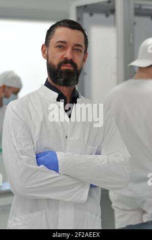 Marzahn, Deutschland. März 2021, 03rd. Nico Feichtinger, Firmenchef der Typ IIR GmbH, am 3.3.2021 in seinem Werk in Berlin Marzahn. Mit Beginn der COVID-19-Pandemie entschied er sich, Masken in seinem eigenen Unternehmen herzustellen. Heute werden hier täglich 30000 zertifizierte medizinische OP-Masken vom Typ IIR nach europäischen Standards hergestellt, verpackt und an Kunden aus dem Medizin-, Pflege- und Einzelhandel versandt. Quelle: Thomas Uhlemann/dpa-Zentralbild/ZB/dpa/Alamy Live News Stockfoto