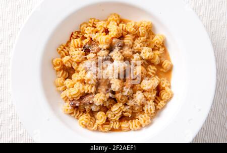 irischer Speck in Würfel mit Radiatore Pasta und Tomate aus Erbstück Soße Stock Foto Stockfoto
