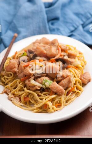 chow Mien oder mein mit Huhn und frischem Gemüse Stockfoto