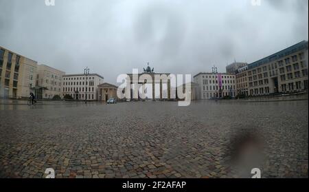 Berlin, Deutschland. März 2021, 11th. Der Pariser Platz ist bei einem Regensturm fast menschenleer. Quelle: Paul Zinken/dpa-Zentralbild/dpa/Alamy Live News Stockfoto