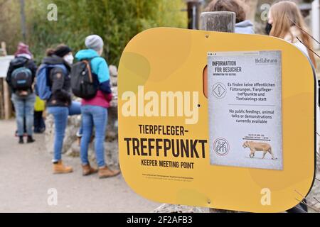 München, Deutschland. März 2021, 11th. Ein Schild mit der Aufschrift "Es gibt keine öffentlichen Fütterungen, Tierpfleger-Treffen oder Tiertrainings" ist im Elefantengehege im Hellabrunn Zoo angebracht. Seit Montag sind Entspannungsmassnahmen in der Corona-Pandemie in Kraft getreten. Kredit: Peter Kneffel/dpa/Alamy Live Nachrichten Stockfoto