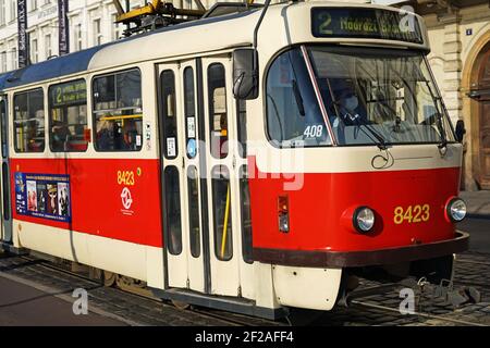 Prag, Tschechische Republik - April 3 2020: Straßenbahnfahrer mit Schutzmaske während des Coronavirus Covid-19 Ausbruchs Stockfoto