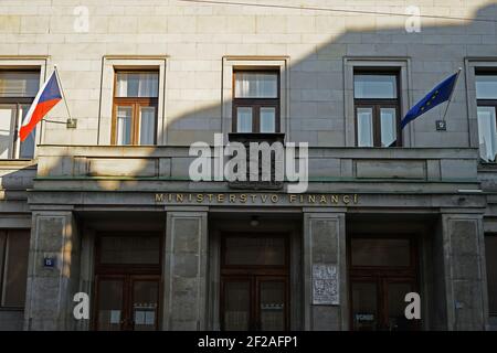 Prag, Tschechische Republik - April 1 2020: Eingang des Gebäudes des Finanzministeriums Stockfoto
