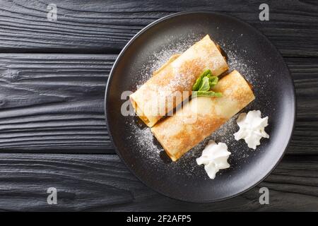 Aprikosencrepes traditionelle österreichische Küche aus der Nähe auf einem Teller auf dem Tisch. Horizontale Ansicht von oben Stockfoto