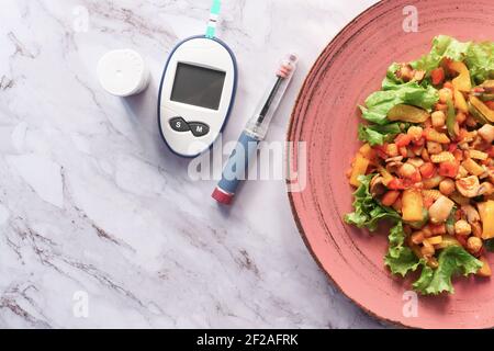 Diabetische Messwerkzeuge und Insulin Stift und gesunde Ernährung auf Tabelle Stockfoto