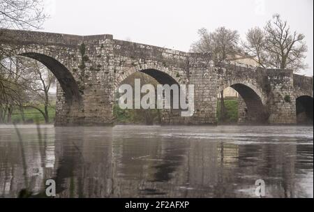 Blick auf die mittelalterliche Brücke von Pontevea über den Fluss Ulla in Galizien, Spanien Stockfoto