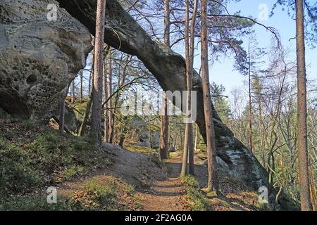 Großer Felsbogen (Duhova Brana in Prihrazske Skaly) im Böhmischen Paradies, Tschechische Republik Stockfoto