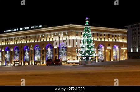 Weihnachten (Neujahr) Beleuchtung des zentralen Kinderhauses auf Lubyanka (Inschrift auf Russisch) in der Nacht, Moskau, Russland Stockfoto