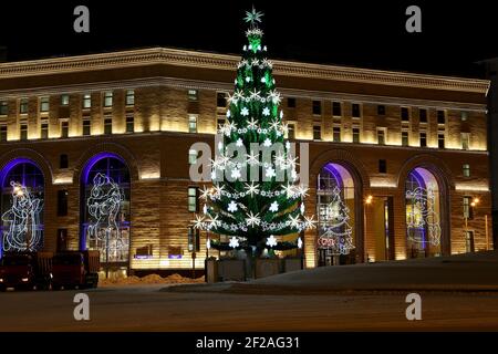 Weihnachten (Neujahr) Beleuchtung des zentralen Kinderhauses auf Lubyanka (Inschrift auf Russisch) in der Nacht, Moskau, Russland Stockfoto