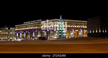 Weihnachten (Neujahr) Beleuchtung des zentralen Kinderhauses auf Lubyanka (Inschrift auf Russisch) in der Nacht, Moskau, Russland Stockfoto