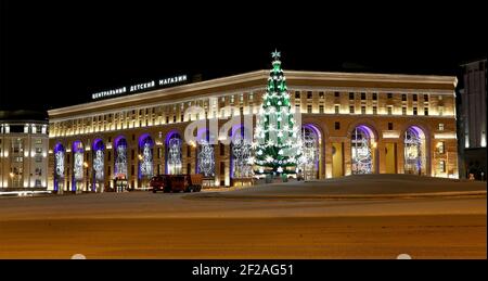 Weihnachten (Neujahr) Beleuchtung des zentralen Kinderhauses auf Lubyanka (Inschrift auf Russisch) in der Nacht, Moskau, Russland Stockfoto