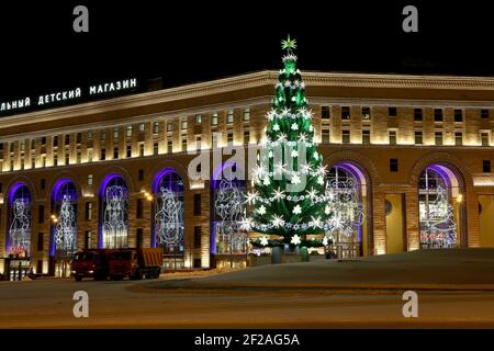 Weihnachten (Neujahr) Beleuchtung des zentralen Kinderhauses auf Lubyanka (Inschrift auf Russisch) in der Nacht, Moskau, Russland Stockfoto