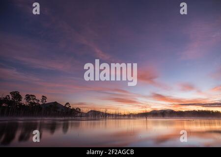 Ein wunderschöner Sonnenuntergang über dem Lake Moogerah Dam, Queensland, Australien Stockfoto