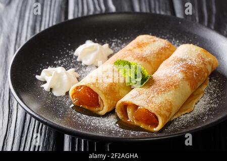 Aprikosencrepes traditionelle österreichische Küche aus der Nähe in einem Teller auf dem Tisch. Horizontal Stockfoto