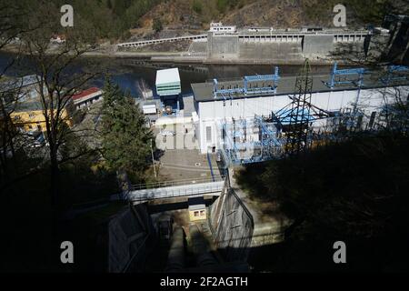 Stechovice, Tschechische Republik - April 16 2020: Wasserkraftwerk mit Kaplan-Turbinen auf der Moldau-Kaskade mit künstlichem See Stockfoto