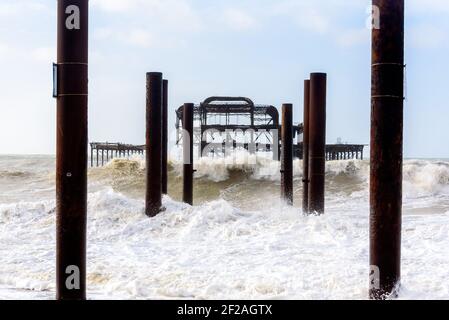 Brighton & Hove, Großbritannien. MÄRZ 11th 2021. Brighton's alter West Pier verwittert den Sturm, während riesige Wellen und starke Winde die Südküste schlagen. Foto ©Julia Claxton Credit: Julia Claxton/Alamy Live News Stockfoto