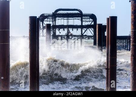 Brighton & Hove, Großbritannien. MÄRZ 11th 2021. Brighton's alter West Pier verwittert den Sturm, während riesige Wellen und starke Winde die Südküste schlagen. Foto ©Julia Claxton Credit: Julia Claxton/Alamy Live News Stockfoto