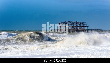 Brighton & Hove, Großbritannien. MÄRZ 11th 2021. Brighton's alter West Pier verwittert den Sturm, während riesige Wellen und starke Winde die Südküste schlagen. Foto ©Julia Claxton Credit: Julia Claxton/Alamy Live News Stockfoto