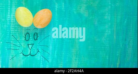 osterdekoration mit handbemalten ostereiern und osterhasen, easte rmock up Vorlage oder Hintergrund, fiktives Kunstwerk, freier Kopierraum Stockfoto