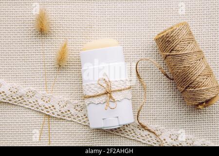 Herstellung hausgemachter Deodorant Stick mit allen natürlichen Zutaten Konzept. Flache Lay-Ansicht des Nachfüllbehälters mit natürlichem Antitranspirant auf Vintage. Stockfoto