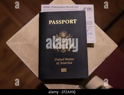  Pfizer-Impfkarte mit Reisepass auf der Weltkarte Stockfotografie - Alamy Bildidee 