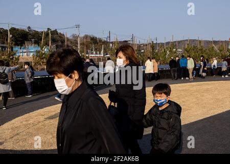 Ishinomaki, Japan. März 2021, 11th. Familien und Freunde kommen und suchen nach Namen und bieten Blumen und Kostenträger zum Gedenken an die Lieben im neuen Gedenkpark, der heute in Ishinomaki eröffnet wurde. Japan ist 10 Jahre her, seit ein massives Erdbeben, Tsunami und eine Atomkrise den Nordosten Japans hart getroffen haben. Kredit: SOPA Images Limited/Alamy Live Nachrichten Stockfoto