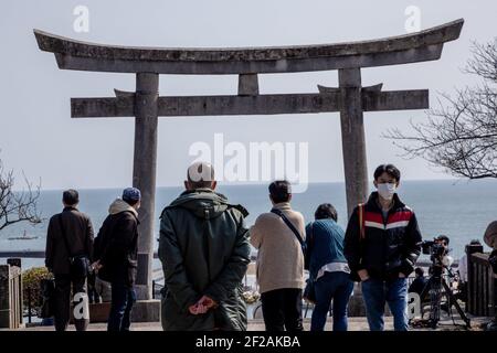 Ishinomaki, Japan. März 2021, 11th. Familien und Freunde kommen und suchen nach Namen und bieten Blumen und Kostenträger zum Gedenken an die Lieben im neuen Gedenkpark, der heute in Ishinomaki eröffnet wurde. Japan ist 10 Jahre her, seit ein massives Erdbeben, Tsunami und eine Atomkrise den Nordosten Japans hart getroffen haben. Kredit: SOPA Images Limited/Alamy Live Nachrichten Stockfoto