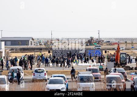 Ishinomaki, Japan. März 2021, 11th. Familien und Freunde kommen, um nach Namen zu suchen und Blumen und Kostenträger in Erinnerung an die Lieben im neuen Gedenkpark zu bieten, der heute in Ishinomaki eröffnet wurde. Japan ist 10 Jahre her, seit ein massives Erdbeben, Tsunami und eine Atomkrise den Nordosten Japans hart getroffen haben. Kredit: SOPA Images Limited/Alamy Live Nachrichten Stockfoto