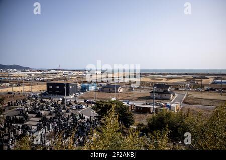 Ishinomaki, Japan. März 2021, 11th. Der Blick auf Ishinomaki mit Familien und Freunden versammelten sich, um nach Namen zu suchen und Blumen und Kostenträger in Erinnerung an die Lieben im neuen Gedenkpark zu bieten, der heute in Ishinomaki eröffnet wurde. Japan ist 10 Jahre her, seit ein massives Erdbeben, Tsunami und eine Atomkrise den Nordosten Japans hart getroffen haben. Kredit: SOPA Images Limited/Alamy Live Nachrichten Stockfoto