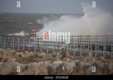 Morecambe Lancashire, Großbritannien. März 2021, 11th. Wellen brechen heute Morgen über den Grosvenor Fishing Jetty in High Tide Kredit: PN News/Alamy Live News Stockfoto