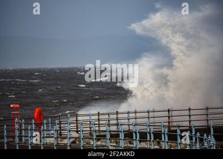 Morecambe Lancashire, Großbritannien. März 2021, 11th. Wellen brechen heute Morgen über den Grosvenor Fishing Jetty in High Tide Kredit: PN News/Alamy Live News Stockfoto