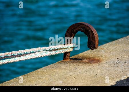 Alt rostiger knecht an einer Anlegestelle, selektiver Fokus. Stockfoto