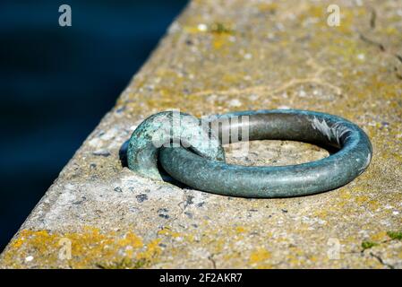 rundknecht zum Festmachen in einem Hafen auf einem Kai, selektiver Fokus. Stockfoto